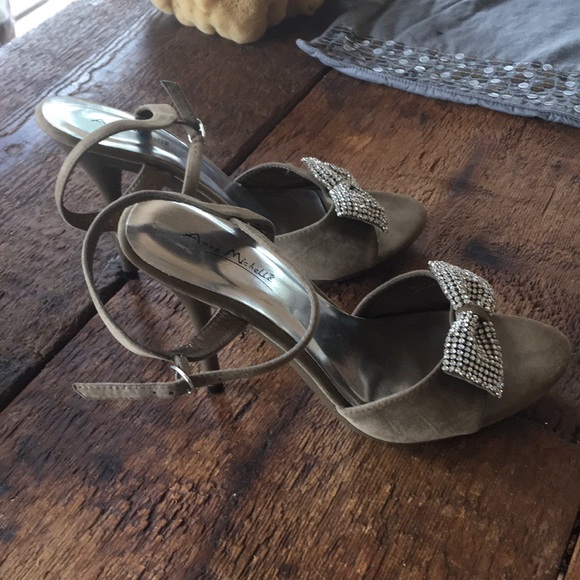 DONATED Anne Michelle taupe heels rhinestone bows - Picture 5 of 6
